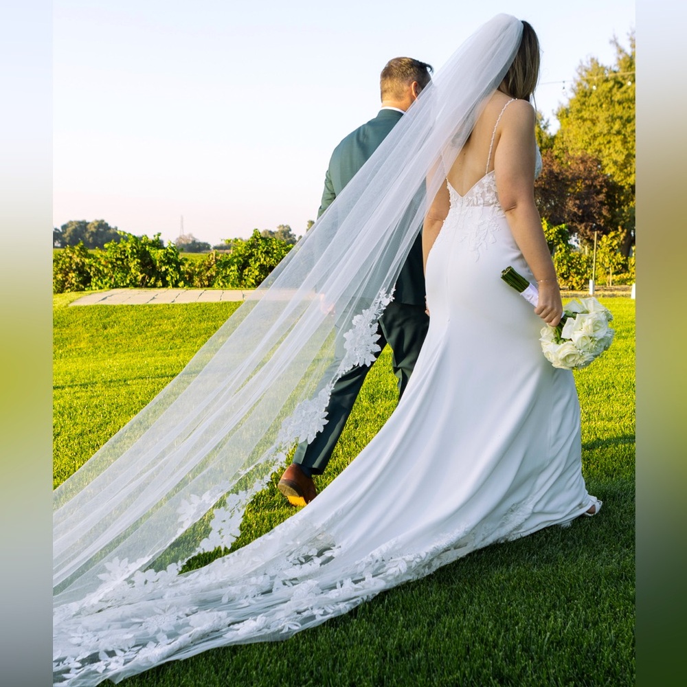 Untamed Petals Bridal Veil - Picture 3 of 8